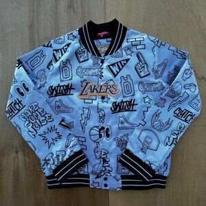 MITCHELL & NESS LAKERS GRAPHIC DOODLE SATIN BOMBER JACKET Women’s sz M White